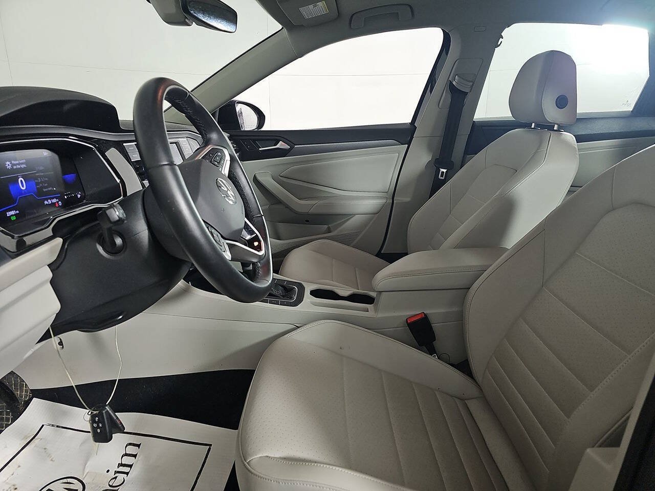 Used 2023 Volkswagen Jetta SE w/ Panoramic Sunroof Package FWD image 4