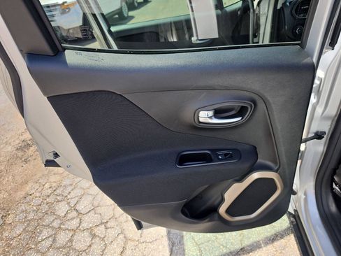 Used 2016 Jeep Renegade Latitude AWD/4WD image 10