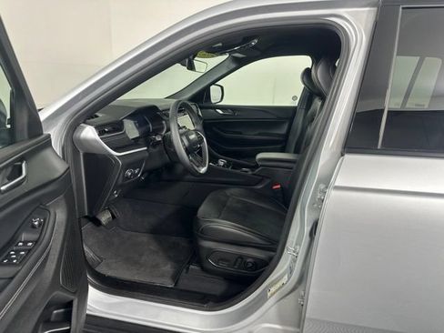 Used 2025 Jeep Grand Cherokee Altitude AWD/4WD image 8