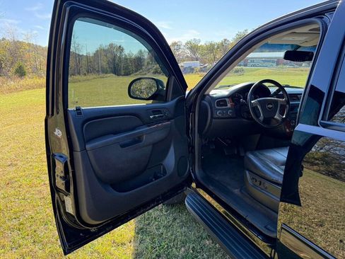 Used 2014 Chevrolet Suburban LT w/ Luxury Package image 17