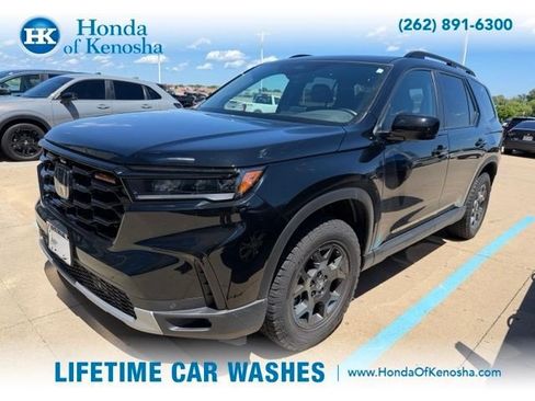 Used 2025 Honda Pilot TrailSport image 1