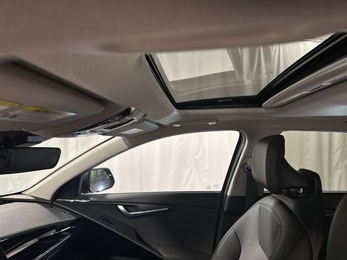Certified 2025 Kia Niro EX Touring image 27