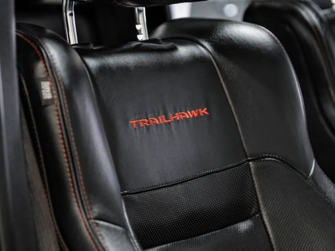 Used 2019 Jeep Grand Cherokee Trailhawk w/ Trailhawk Luxury Group AWD/4WD image 40