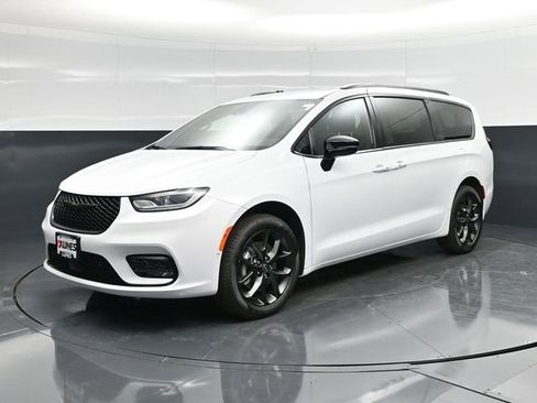 New 2026 Chrysler Pacifica Select w/ S Appearance Package image 3
