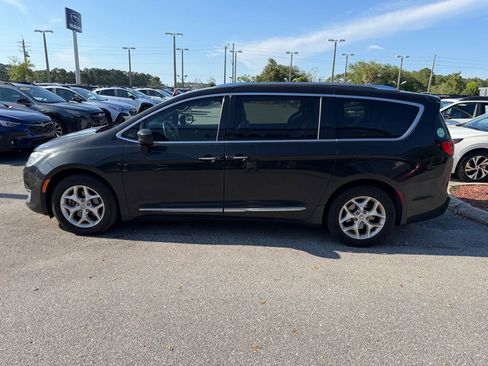 Used 2020 Chrysler Pacifica Touring-L FWD image 11