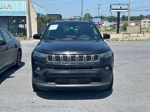 Used 2024 Jeep Compass Latitude AWD/4WD image 2