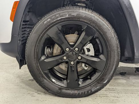 New 2025 Jeep Grand Cherokee Altitude image 11