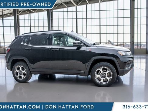 Used 2022 Jeep Compass Trailhawk w/ Trailhawk Convenience Group AWD/4WD image 39