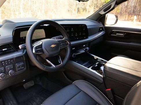 Used 2025 Chevrolet Suburban Premier image 2