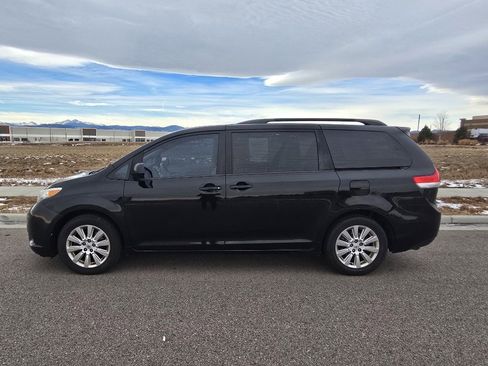 Used 2014 Toyota Sienna XLE image 2