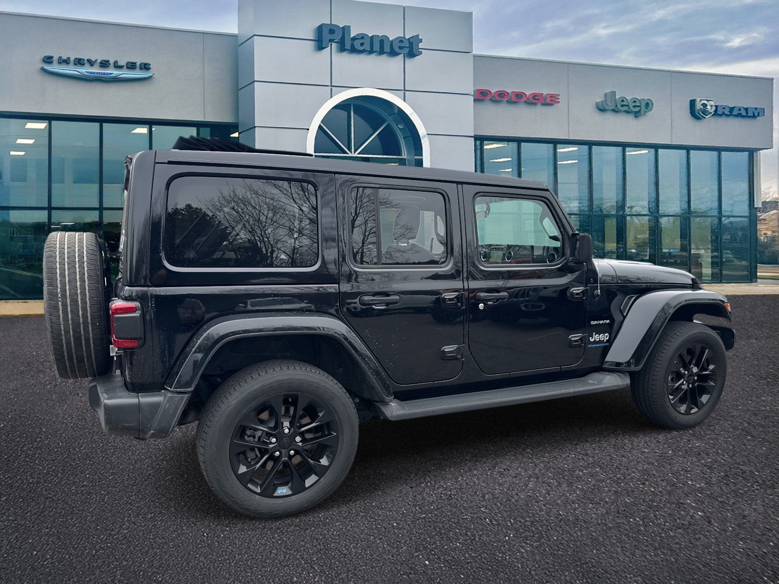 Used 2023 Jeep Wrangler Unlimited Sahara w/ Cold Weather Group AWD/4WD image 2