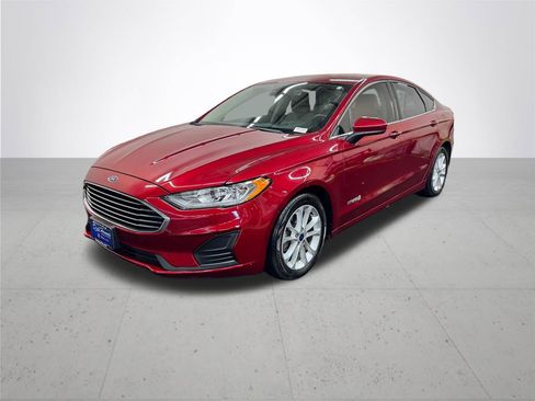 Used 2019 Ford Fusion SE FWD image 2