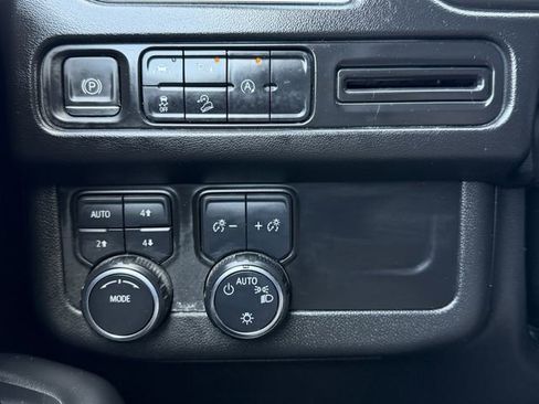 Used 2023 Chevrolet Suburban Premier image 24