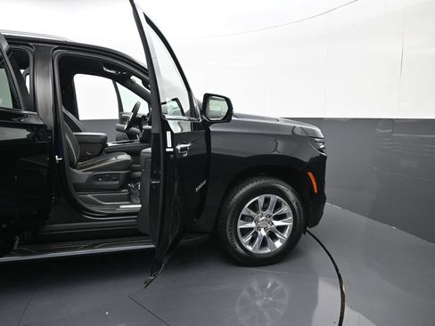 Used 2026 Chevrolet Suburban Premier AWD/4WD image 9