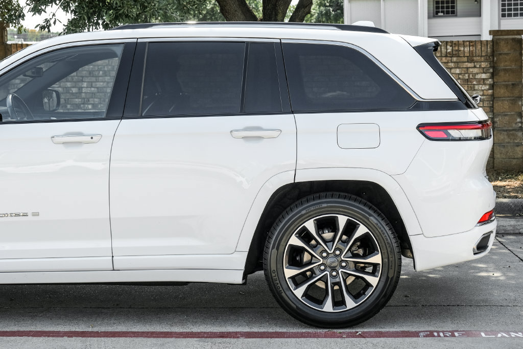 Used 2022 Jeep Grand Cherokee Overland w/ Luxury Tech Group IV AWD/4WD image 23