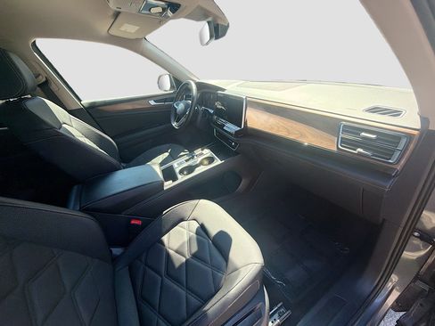 Certified 2025 Volkswagen Atlas SE FWD image 32