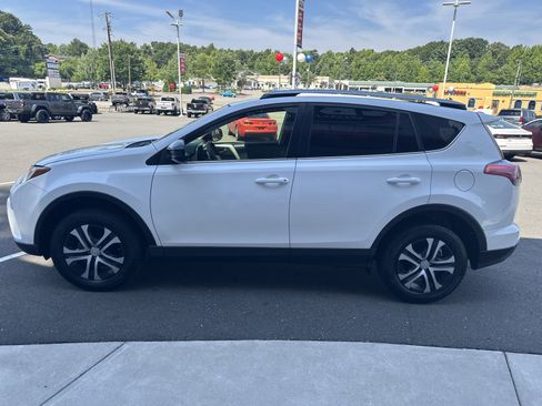 Used 2018 Toyota RAV4 LE FWD image 5