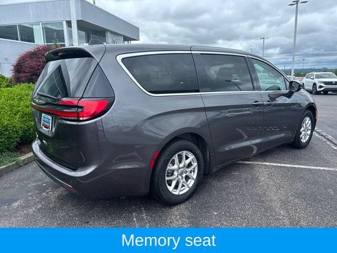 Used 2023 Chrysler Pacifica Touring-L FWD image 3