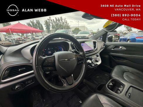 Used 2022 Chrysler Pacifica Touring-L w/ Uconnect Theater Family Group FWD image 12
