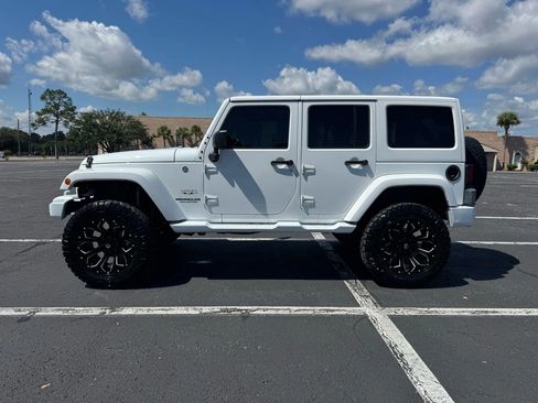 Used 2016 Jeep Wrangler Unlimited Sahara w/ Connectivity Group image 9