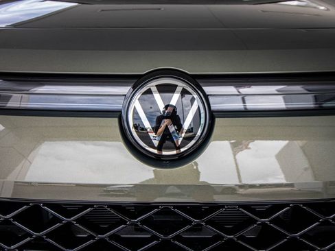 New 2026 Volkswagen Tiguan SE R-Line FWD image 8