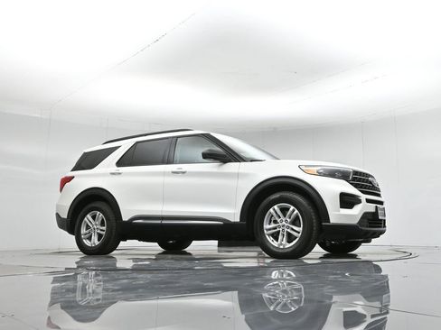 Certified 2023 Ford Explorer XLT image 4