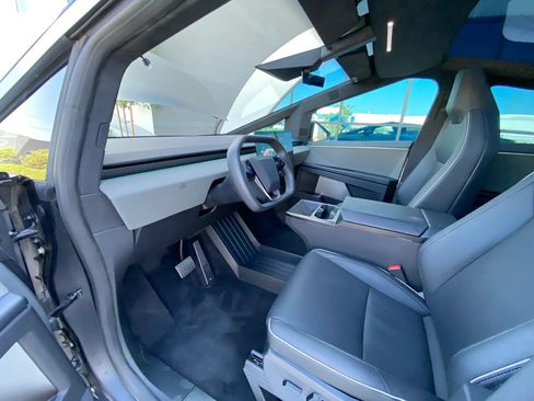 Used 2024 Tesla Cybertruck AWD Crew Cab image 34