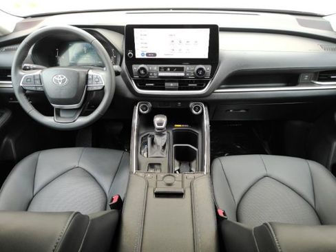 Used 2024 Toyota Grand Highlander XLE image 3
