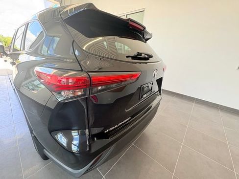 Used 2023 Toyota Highlander XLE AWD/4WD image 4