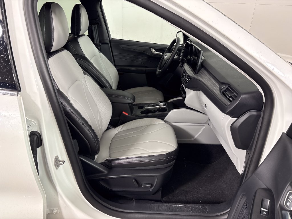 Certified 2025 Ford Escape SE w/ PHEV Premium Package FWD image 7