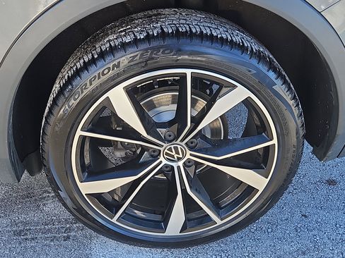 Certified 2022 Volkswagen Tiguan SEL R-Line image 32