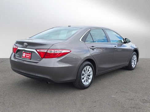 Used 2017 Toyota Camry LE FWD image 3