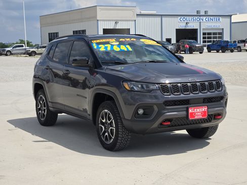 Used 2024 Jeep Compass Trailhawk AWD/4WD image 3