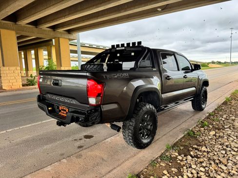 Used 2017 Toyota Tacoma TRD Off-Road w/ Tow Package (A/T) image 3