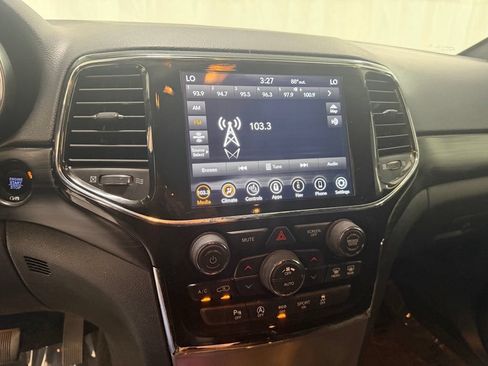 Used 2022 Jeep Grand Cherokee Laredo X AWD/4WD image 4