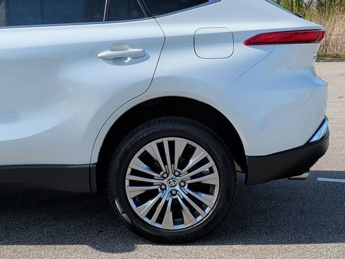 Used 2023 Toyota Venza XLE image 5