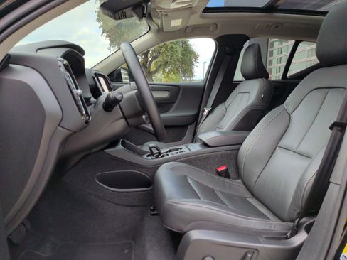 Used 2025 Volvo XC40 B5 Core image 16