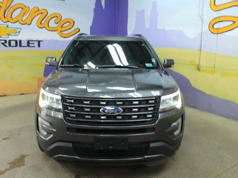 Used 2017 Ford Explorer XLT w/ XLT Technology Feature Bundle FWD image 3
