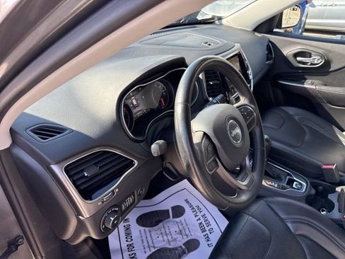 Used 2019 Jeep Cherokee Limited image 23