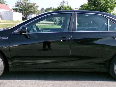 Used 2015 Toyota Camry SE w/ Moonroof Package FWD image 2