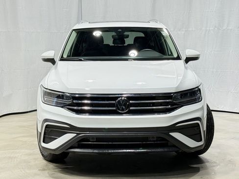 Used 2024 Volkswagen Tiguan SE image 2
