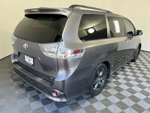 Used 2015 Toyota Sienna SE FWD image 4