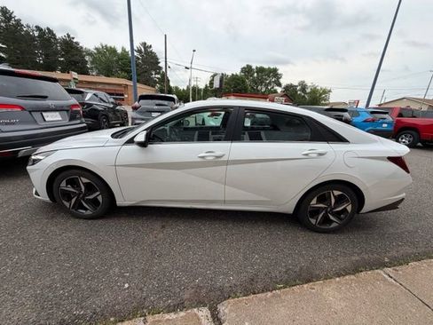 Used 2022 Hyundai Elantra SEL w/ Convenience + Premium Package FWD image 4