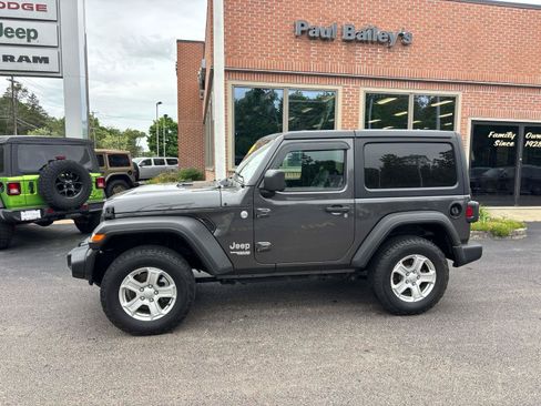 Used 2020 Jeep Wrangler Sport AWD/4WD image 3
