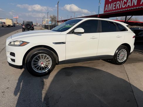 Used 2018 Jaguar F-PACE image 6