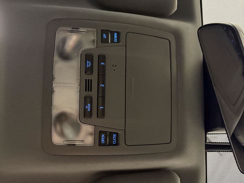 Used 2017 Toyota Highlander XLE AWD/4WD image 25