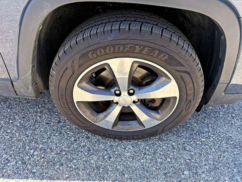 Used 2019 Jeep Cherokee Limited image 11