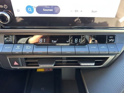 Used 2025 Toyota Camry SE image 18