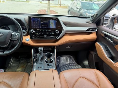 Used 2021 Toyota Highlander Platinum AWD/4WD image 23