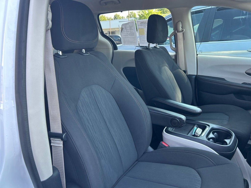 Certified 2020 Chrysler Pacifica Touring FWD image 39